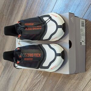 Adidas Ultra boost 22 Gore-tex in color DSHGRY/SILVMT/ORAIMP